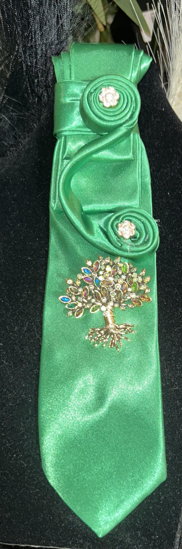 Emerald and Royal Lady 768x2315